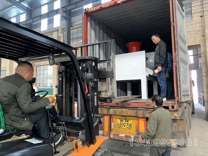 秸稈壓塊機(jī)裝車 秸稈壓塊機(jī)裝車